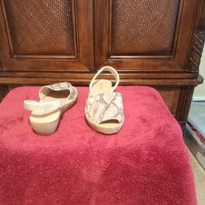 Reaction Kenneth Cole Brown and Tan Sandals Versatile Style
